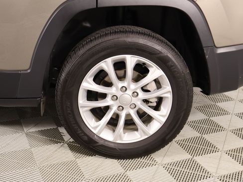 Used 2020 Jeep Cherokee Latitude FWD image 17