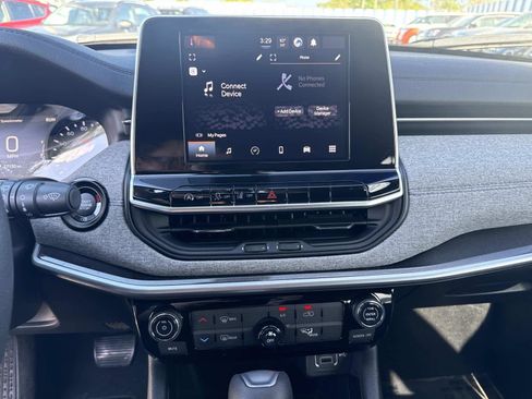 Used 2025 Jeep Compass Sport image 23