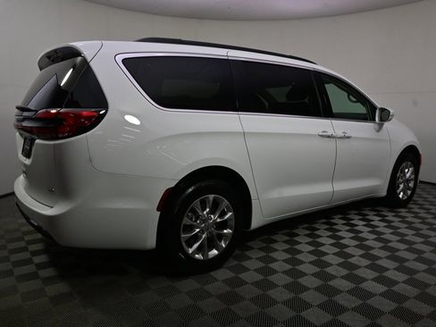 Used 2022 Chrysler Pacifica Touring-L image 7
