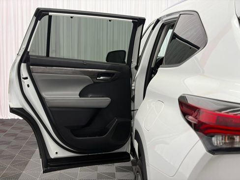 Used 2022 Toyota Highlander Limited FWD image 13