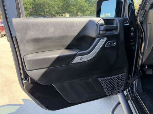 Used 2018 Jeep Wrangler Unlimited Sahara w/ Connectivity Group AWD/4WD image 12