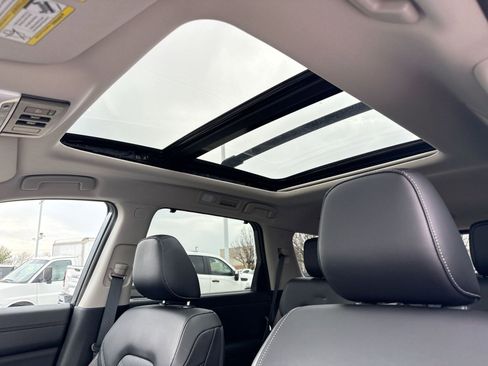 Used 2024 Nissan Pathfinder Platinum w/ Black Appearance Package image 24