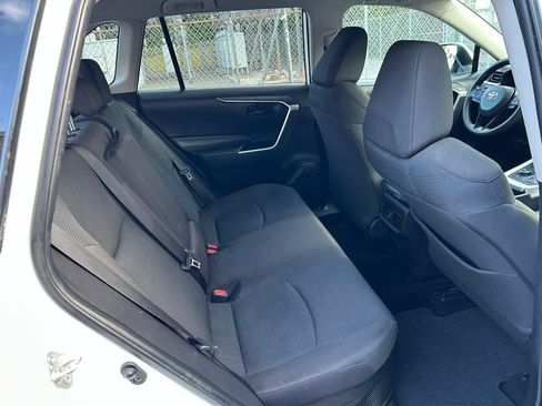 Used 2021 Toyota RAV4 LE AWD/4WD image 15