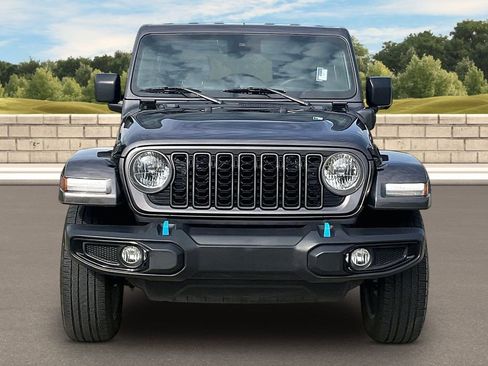 Used 2024 Jeep Wrangler Unlimited w/ Convenience Group AWD/4WD image 3