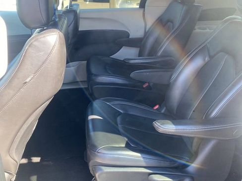 Used 2023 Chrysler Pacifica Touring-L image 27