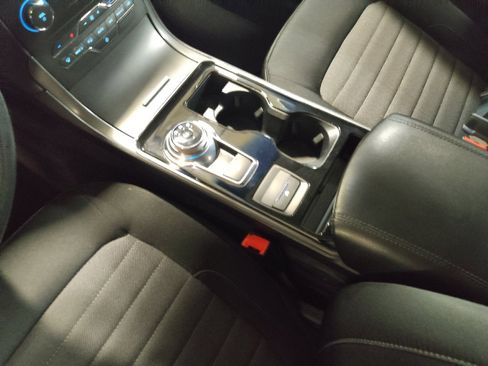 Used 2020 Ford Edge SE FWD image 26