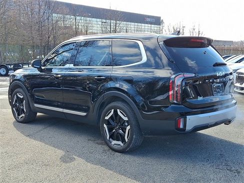 Used 2024 Kia Telluride EX w/ EX Captain's Chair Package image 4