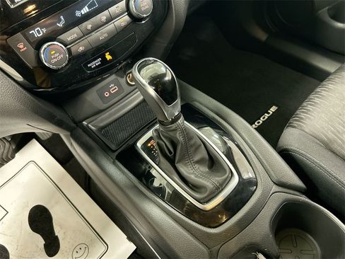 Used 2018 Nissan Rogue SV image 17