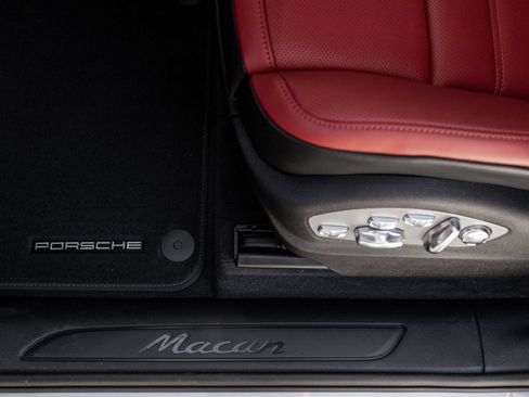 Certified 2026 Porsche Macan AWD/4WD image 21