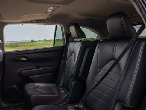Used 2022 Toyota Highlander XLE AWD/4WD image 17