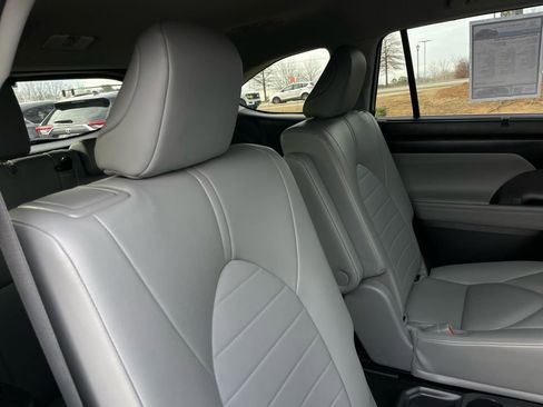 Used 2023 Toyota Highlander XLE image 38