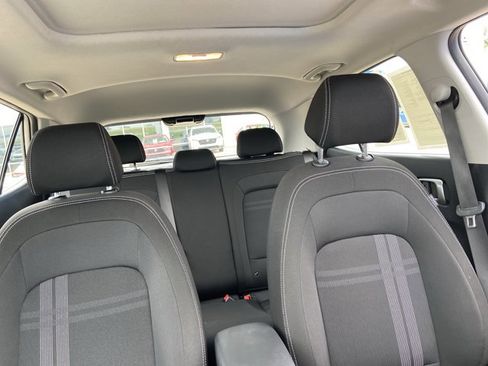 Used 2025 Hyundai Venue SEL FWD image 19