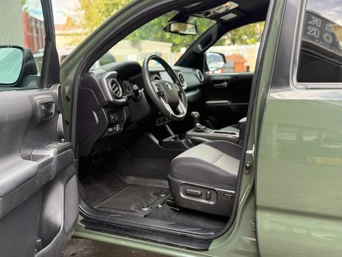 Used 2022 Toyota Tacoma TRD Off-Road image 2