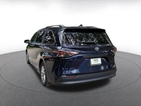Used 2024 Toyota Sienna XLE FWD image 9