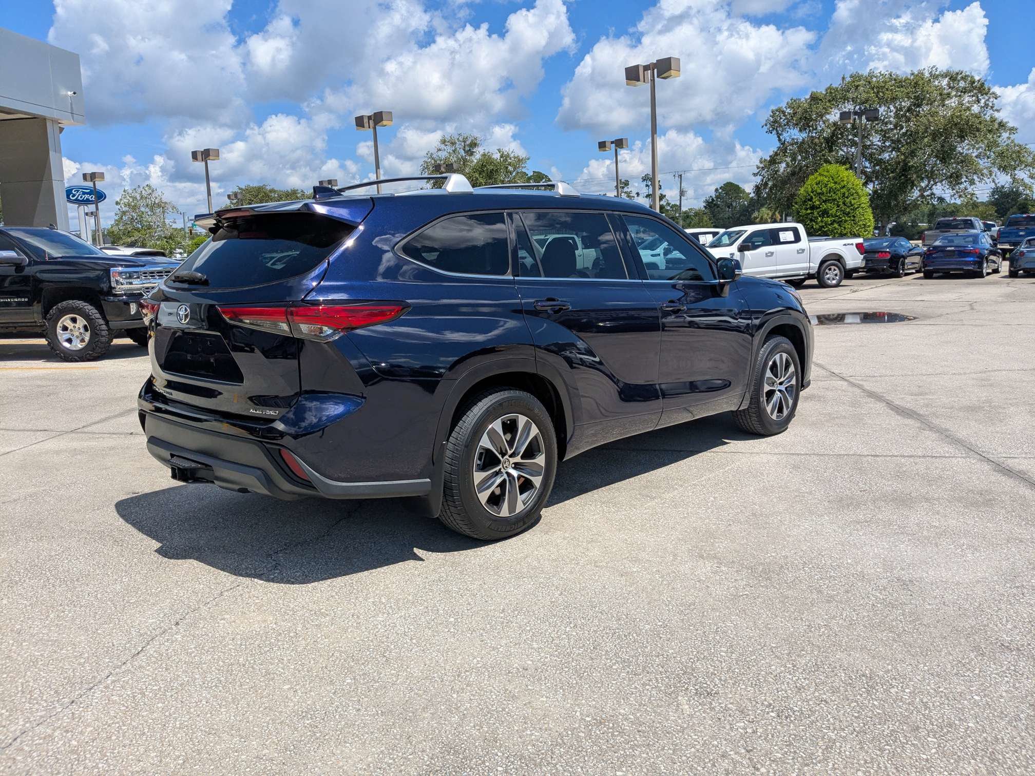 Used 2020 Toyota Highlander XLE AWD/4WD image 4
