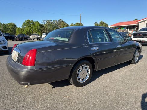 Used 1998 Lincoln Town Car Signature RWD image 4