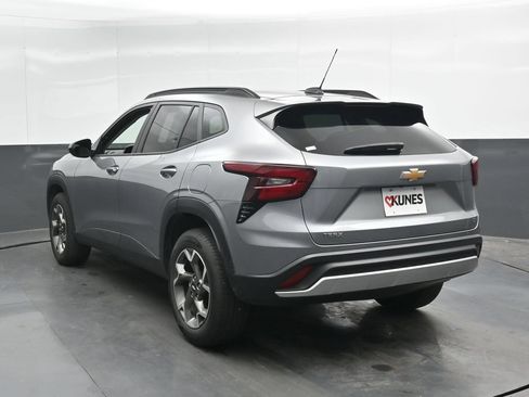 Used 2025 Chevrolet Trax LT w/ LT Convenience Package FWD image 9