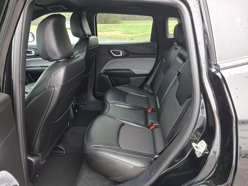 Used 2024 Jeep Compass Latitude AWD/4WD image 10