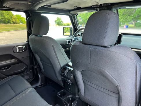 Used 2025 Jeep Wrangler Unlimited Sahara AWD/4WD image 34