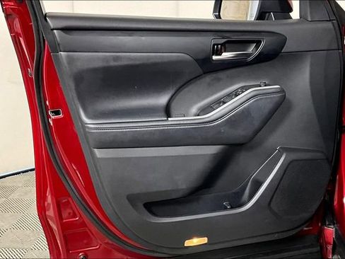 Used 2022 Toyota Highlander XLE image 23