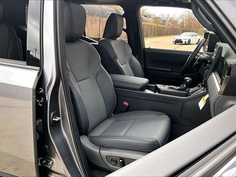 Used 2025 Lexus GX 550 w/ Accessory Package (2T) image 10