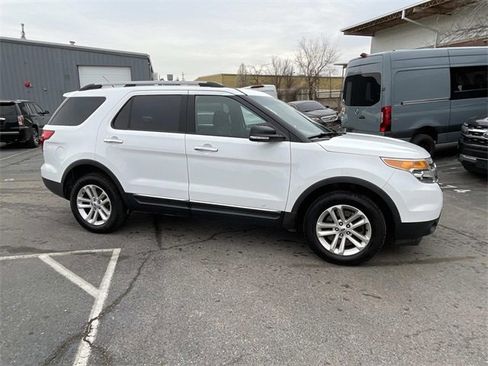 Used 2015 Ford Explorer XLT w/ Equipment Group 202A image 2