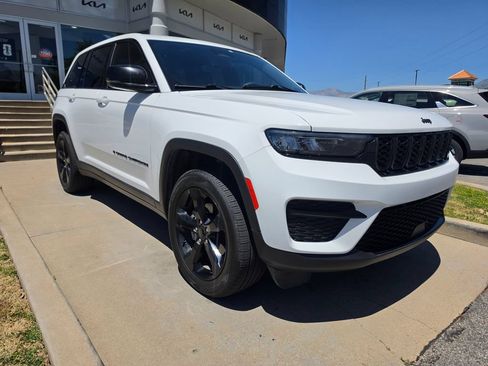 Used 2023 Jeep Grand Cherokee Altitude AWD/4WD image 3