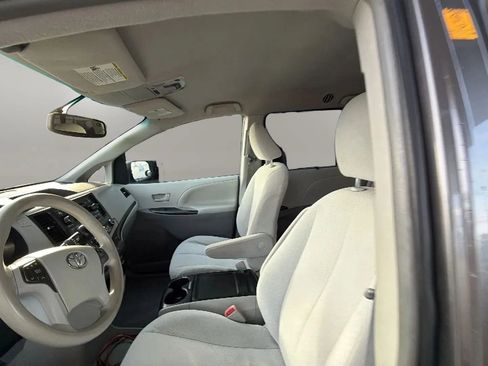 Used 2012 Toyota Sienna LE w/ Towing Pkg image 40