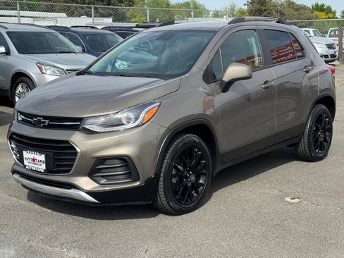 Used 2021 Chevrolet Trax LT w/ Premium Seat Package AWD/4WD image 1
