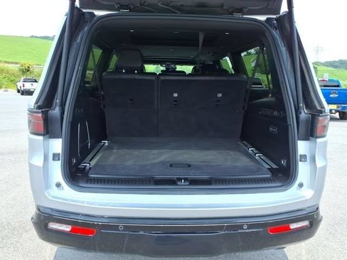Used 2023 Jeep Wagoneer L Series II w/ Convenience Group I AWD/4WD image 11