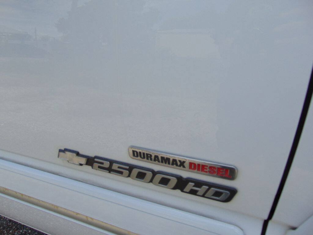 Used 2004 Chevrolet Silverado 2500 LS w/ Snow Plow Prep Package AWD/4WD image 12