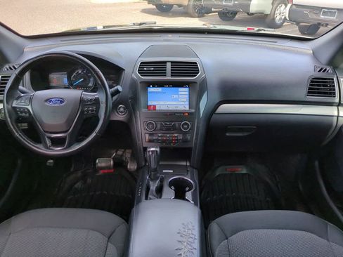 Used 2018 Ford Explorer XLT w/ Equipment Group 201A FWD image 15