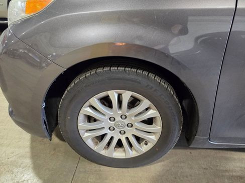 Used 2014 Toyota Sienna XLE FWD image 3