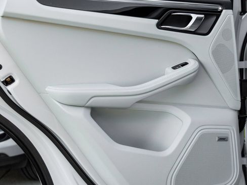 Certified 2026 Porsche Macan AWD/4WD image 30