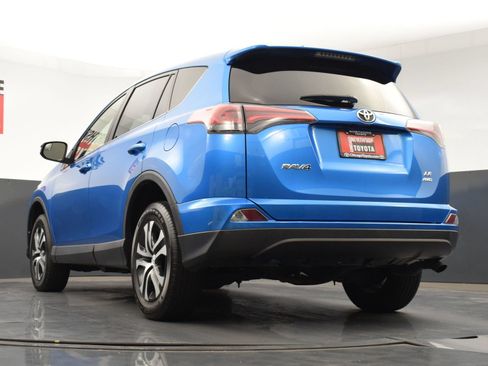 Used 2018 Toyota RAV4 LE w/ Carpet Mat Package AWD/4WD image 27