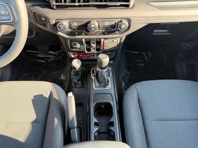 Used 2025 Jeep Gladiator Rubicon AWD/4WD image 15
