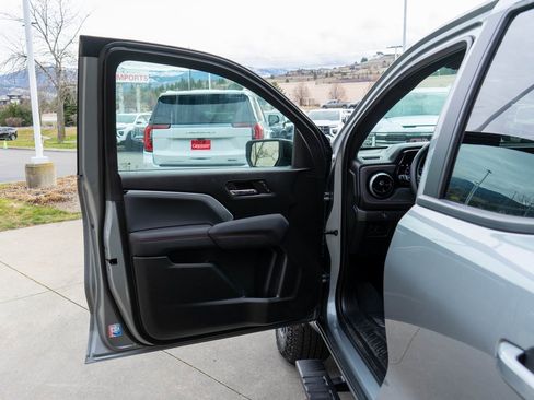 Used 2024 Chevrolet Colorado Z71 image 15