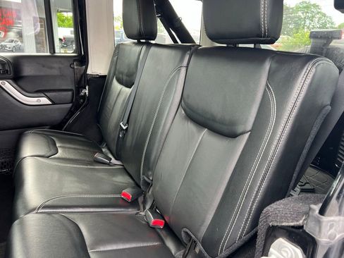 Used 2016 Jeep Wrangler Unlimited Rubicon AWD/4WD image 12