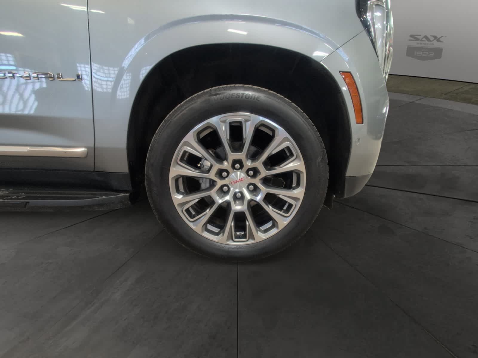 Used 2025 GMC Yukon XL Denali AWD/4WD image 14