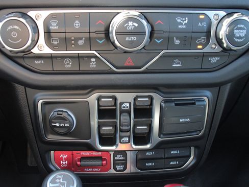 Used 2026 Jeep Gladiator Rubicon w/ Technology Group AWD/4WD image 21