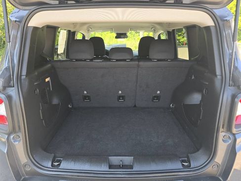 Used 2023 Jeep Renegade Latitude AWD/4WD image 16