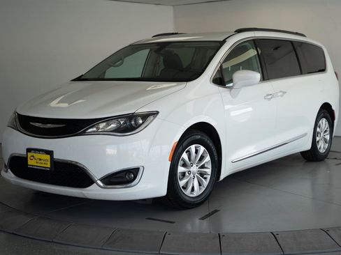 Used 2017 Chrysler Pacifica Touring-L FWD image 3
