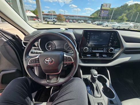Used 2022 Toyota Highlander XLE image 18