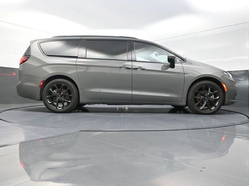 Used 2023 Chrysler Pacifica Touring-L w/ S Appearance Package FWD image 31