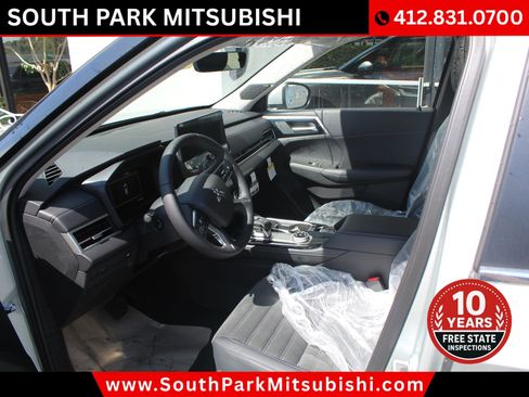 New 2025 Mitsubishi Outlander SE image 11
