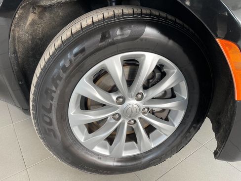 Used 2018 Chrysler Pacifica Touring-L image 11