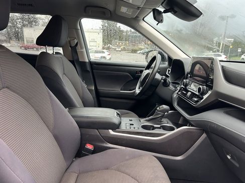Certified 2023 Toyota Highlander L image 16