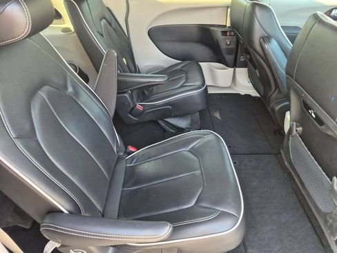 Used 2023 Chrysler Pacifica Limited FWD image 33