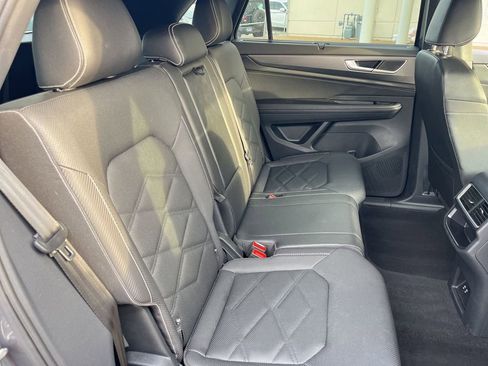 Used 2025 Volkswagen Atlas Cross Sport SE FWD image 29
