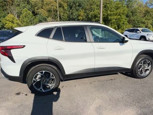 Used 2024 Chevrolet Trax LT w/ Driver Confidence Package image 9
